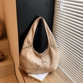 Borsa hobo retrò in pelle scamosciata marrone chiaro con borchie a stella argentate e tracolla - Cachi
