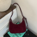 Retro bordeauxrode suède hobo tas met slanke dubbele touwbanden en knoopdetails - Rood