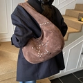 Borsa hobo in pelle scamosciata marrone con borchie a stella e dettagli sulla tracolla - Marrone