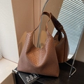 Braune geflochtene Hobo-Tasche aus Leder mit großem Fassungsvermögen für den Alltag - Kaffeebraun