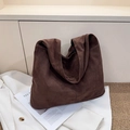 Borsa tote marrone scuro in finta pelle scamosciata con design minimalista senza cuciture - caffè
