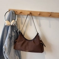Borsa casual marrone in tessuto opaco con finiture in pelle e tracolla sottile - Caffè senza ciondolo