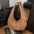 Borsa hobo in camoscio marrone con borchie a stella argentate e stile retrò chic - Marrone