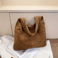 Borsa tote hobo in pelle scamosciata marrone dal design minimalista per l'autunno inverno - Marrone