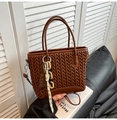 Borsa tote retrò marrone con texture intrecciata, ciondolo cioccolato e tracolla - Marrone