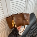 Borsa tote vintage marrone in similpelle con ciondolo in perline di legno e tracolla lunga - Marrone