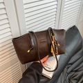 Borsa tote in similpelle caffè scuro con ciondolo in legno e manici sottili - Marrone