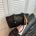 Grande borsa tote nera in ecopelle con nappa di perline e dettagli dorati - Nero