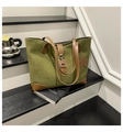 Dettaglio borsa tote verde oliva con stelle e serratura in metallo su scala in legno - Verde
