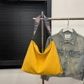 Gelbe Hobo-Tasche aus Cord mit buntem Jacquard-Schultergurt im geometrischen Design - Gelb