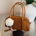 Bolso estilo bowling de ante marrón con colgante de perlas y pompón elegante - Marrón con colgante