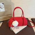Bolso estilo bowling de ante rojo con correas de cuero y un colgante de pompón blanco - Rojo con Colgante