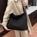 Große schwarze Cord-Hobo-Tasche für Damen mit minimalistischem, lockerem Design - Schwarz