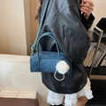 Bolso bowling de ante azul vintage con pompón blanco y colgante de perlas - Azul con Colgante