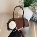 Bolso bowling de ante marrón oscuro con pompón de pelo sintético y cadena de perlas - Café con Colgante