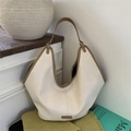 Grande borsa hobo beige con finiture marroni per il pendolarismo quotidiano - Bianco
