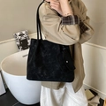 Sac fourre-tout en daim noir mat avec mini pochette porté par un mannequin - Sac Fourre-Tout Avec Mini Pochette / Noir