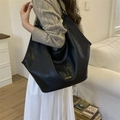 Borsa tote classica in pelle nera con emblema a cuore dorato e design spazioso - Nero