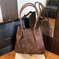 Sac cabas marron en daim synthétique avec pochette assortie et longues anses d'épaule - Sac Fourre-Tout Avec Mini Pochette / Marron