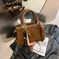 Braune Vintage-Tasche mit geflochtenem Griff und Holzperlen-Quastendekoration - Braun