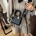 Schwarze Vintage-Handtasche mit gewebtem Griff und bunten Holzperlen-Anhängern - Schwarz