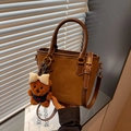 Borsa a secchiello vintage marrone in PU con manico e ciondolo a forma di orsetto peluche - Marrone con ciondolo