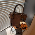 Borsa tote in pelle opaca marrone scuro con ciondolo a orsetto e scritte dorate - Caffè con Ciondolo