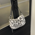 Bolso de hombro con estampado de leopardo y pelo sintético, cadenas de plata y correa Y2K - Blanco