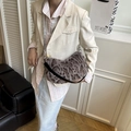 Bolso media luna de pelo sintético de leopardo con cadena plateada y correa ancha - Gris
