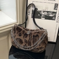 Bolso de hombro de felpa con estampado de leopardo, cadena plateada y correa negra - Marrón