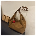 Dettaglio della borsa tote in pelle scamosciata marrone con logo CHUU DON e pon pon - Con Ciondolo / Marrone