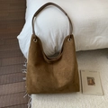 Detailansicht der großen braunen Wildleder-Tote Bag mit Lederriemen in Wohnambiente - Braun
