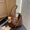 Grande borsa shopper leopardata marrone scuro con ciondolo a orsetto e texture scamosciata - Caffè con Ciondolo
