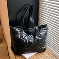 Borsa tote trapuntata nera lucida con cuciture a V e imbottitura per l'inverno - Nero