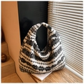 Primer plano del bolso tote de felpa con patrones geométricos en blanco y negro en madera - Negro