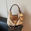 Borsa hobo in pelle scamosciata kaki con finiture in pelle caffè e ciondolo a orsetto - Cachi con Pendente