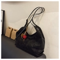 Grande borsa a tracolla in camoscio nero con doppi cinturini e ciondoli pompon colorati - Con Ciondolo / Nero
