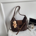 Dettaglio della borsa leopardata con patta in pelle marrone e portachiavi a forma di orsetto - Leopardo Caffè Con Pendaglio