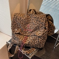 Vintage-Rucksack mit Leopardenmuster, roter Stickerei und praktischem Kordelzugverschluss - Braun