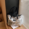 Borsa tote imbottita trapuntata argento con manici in pelle nera e finitura metallizzata - Argento