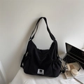 Borsa a tracolla nera plissettata in tela con tracolla regolabile e logo orso - Nero