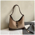 Detail der khakifarbenen Wildledertasche mit braunem Lederbesatz und Metallschnalle - Khaki