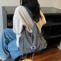 Borsa hobo plissettata grigio scuro di grande capacità portata come borsa a tracolla - Grigio
