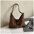 Nahaufnahme der braunen Wildleder-Hobo-Tasche mit Lederbesatz und Metallring-Dekor - Braun