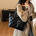 Borsa tote trapuntata nera con ricamo floreale e borsellino abbinato indossata - Set Trapuntato da Due / Nero
