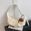 Borsa hobo bianca minimalista in ecopelle pieghettata con grazioso ciondolo a cucciolo - Bianco con ciondolo