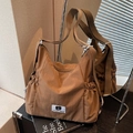 Borsa a tracolla in tela marrone con toppa a orso e tasche laterali a pieghe - Marrone