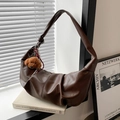 Borsa a mezzaluna marrone scuro plissettata con ciondolo a forma di orsetto - Marrone con ciondolo
