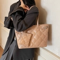 Borsa tote beige trapuntata con pochette abbinata indossata come borsa a tracolla - Set Trapuntato da Due / Cachi
