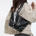 Borsa a spalla nera con borchie in pelle PU lucida e dettagli di occhielli metallici - Nero